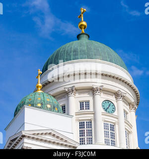 Bellissima vista della famosa cattedrale di Helsinki oltre il cielo blu, Helsinki, Finlandia Foto Stock