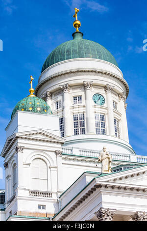 Bellissima vista della famosa cattedrale di Helsinki oltre il cielo blu, Helsinki, Finlandia Foto Stock