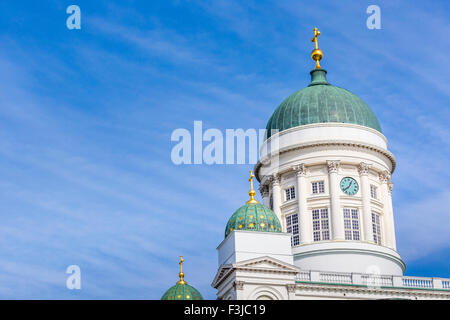Bellissima vista della famosa cattedrale di Helsinki oltre il cielo blu, Helsinki, Finlandia Foto Stock