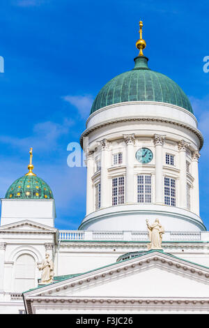 Bellissima vista della famosa cattedrale di Helsinki oltre il cielo blu, Helsinki, Finlandia Foto Stock
