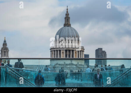 La Cattedrale di St Paul, Londra, Regno Unito dal Millennium Bridge. La presente cattedrale, il capolavoro della Gran Bretagna più famoso architetto Sir Christopher Wren, è almeno il quarto di avere sorgeva sul sito. È stato costruito tra il 1675 e il 1710, dopo il suo predecessore è stato distrutto in un grande incendio di Londra, e servizi è iniziata nel 1697. Foto Stock