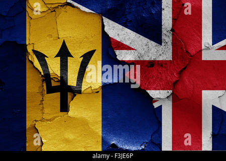 Bandiere di Barbados e UK dipinta sulla parete incrinato Foto Stock