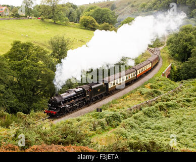 Il "Vescovo' 45428 Eric Treacy scaricarsi en route a Goathland, North York Moors, nello Yorkshire, Inghilterra, Regno Unito Foto Stock