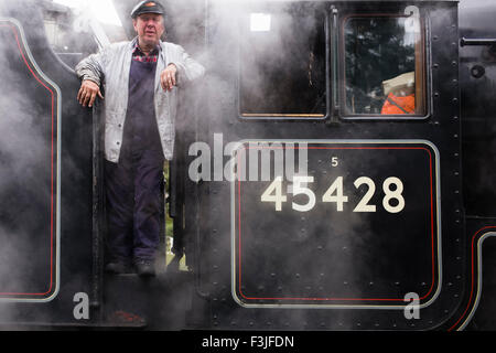 Un autista in mezzo al vapore di 'Vescovo' 45428 Eric Treacy, Goathland, stazione di North York Moors, nello Yorkshire, Inghilterra, Regno Unito Foto Stock