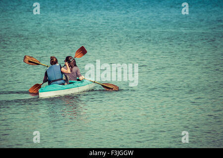 Giovane kayak sul lago Goldopiwo, Mazury, Polonia. Foto Stock