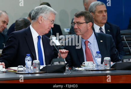 Bruxelles, Belgio. 8 Ott, 2015. Difesa britannica segretario Michael Fallon (L) colloqui con il Segretario di Stato per la difesa Ashton Carter durante un ministri della difesa della NATO riuniti presso la sua sede a Bruxelles in Belgio, Ottobre 8, 2015. Credito: Voi Pingfan/Xinhua/Alamy Live News Foto Stock