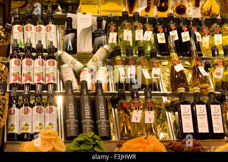 Un assortimento di oli realizzati con frutti su un mercato store in Barcelona Foto Stock