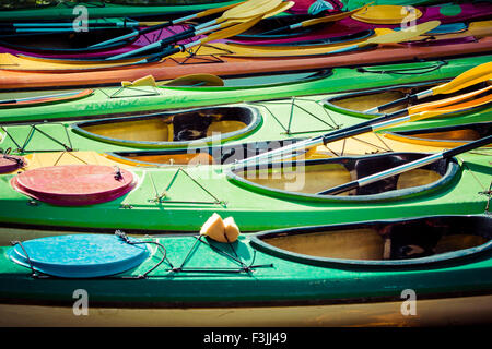 Fibra di vetro colorato kayak collegato a un dock come visto da sopra Foto Stock