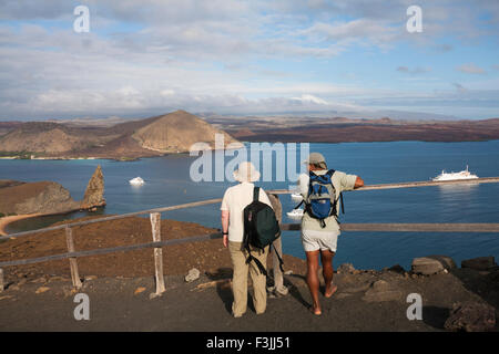 Ammirando il paesaggio di Isla Bartolome bellezza classica spot del Galapagos, Ecuador nel mese di settembre Foto Stock