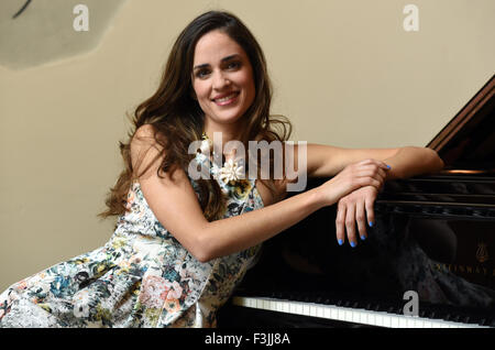 Duesseldorf, Germania. 6 Ottobre, 2015. dpa-EXKLUSIVE - Spagnolo cantante soprano Elena Sancho Pereg appoggia contro un grande pianoforte nella sala prove alla opera house di Duesseldorf, Germania, 6 ottobre 2015. Pereg, che era nato a San Sebastian, Spagna 1982, viene premiato con i giovani artisti concessione dello stato della Renania settentrionale-Vestfalia il 16 novembre 2015. Ella era stata precedentemente un candidato per il 'Der Faust 2015 theatre premio nei primi giorni di settembre 2015. Foto: Horst Ossinger/dpa/Alamy Live News Foto Stock