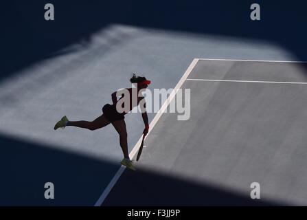 Pechino, Cina. 8 Ott, 2015. Anastasia Pavlyuchenkova della Russia serve a Flavia PENNETTA di Italia durante le Donne Singoli Terzo turno corrisponde al China Open Tennis Tournament a Pechino in Cina, Ottobre 8, 2015. Pavlyuchenkova ha vinto 2-1. Credito: Li Wen/Xinhua/Alamy Live News Foto Stock