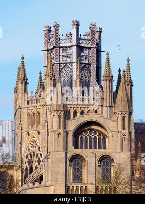 La famosa Lanterna sulla sommità dell'Ottagono della Cattedrale di Ely nel Cambridgeshire, Inghilterra, Regno Unito. Visto da sud con un cielo blu. Foto Stock