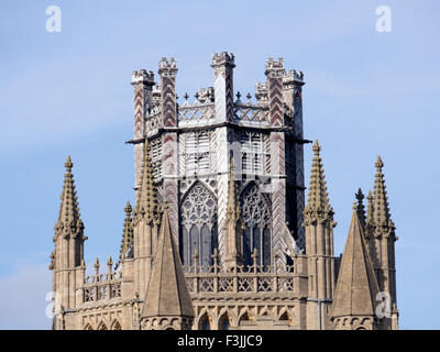 La famosa Lanterna sulla sommità dell'Ottagono della Cattedrale di Ely nel Cambridgeshire, Inghilterra, Regno Unito. Visto da sud con un cielo blu. Foto Stock