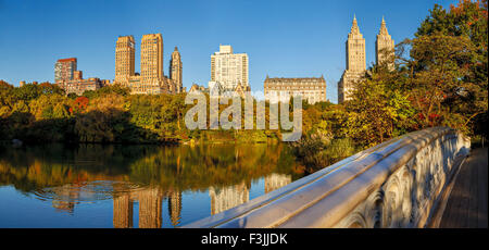 Central Park in autunno dalla prua ponte sopra il lago, Upper West Side di New York City Foto Stock