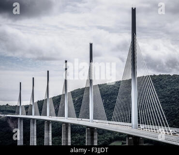 Sei delle torri e il ponte stradale, del viadotto di Millau in Millau, Averyron, Francia. Il ponte più alto del mondo. Foto Stock