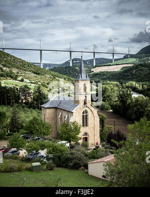 Sei torri del viadotto di Millau in Millau, Averyron, Francia. Il ponte più alto del mondo. Vista dal villaggio di Peyre. Foto Stock