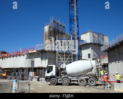 La torre nel nuovo complesso LUMA, progettato da Franck Gehry, in costruzione in Arles, Francia. Foto Stock