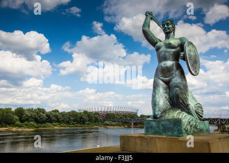 La sirena di Varsavia chiamato Syrenka sul fiume Vistola bank a Varsavia, Polonia Foto Stock