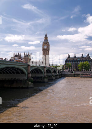 Vista del ponte di Westminster, il Big Ben e le Camere del Parlamento. Londra. In Inghilterra. La Gran Bretagna. Foto Stock