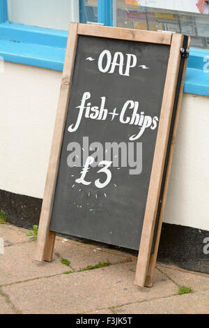 OAP (Vecchiaia titolare di pensione o di rendita) Fish & Chips per £3 (prezzo speciale) - segno al di fuori di pesce e patatine shop in Teignmouth, Devon, Inghilterra Foto Stock