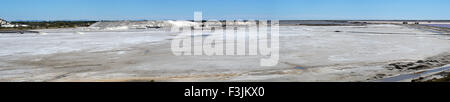 Un panorama delle opere di sale a salin de giraud. Salin de Giraud si trova a la Camargue, la Provenza, Francia. Foto Stock