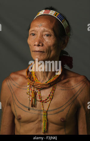 Un ritratto di Salomone, 57, degli abitanti indigeni di etnia delle isole di Muara Siberut. Foto Stock