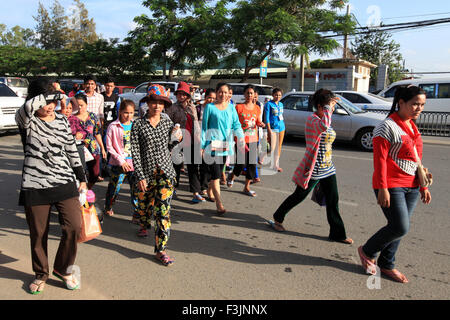 (151008) -- Phnom Penh, Ottobre 8, 2015 (Xinhua) -- cambogiano lavoratori indumento di lasciare una fabbrica in Phnom Penh Cambogia, Ottobre 8, 2015. Il governo cambogiano giovedì impostare il nuovo salario minimo mensile per il paese di miliardi di US Dollari di indumento e settore delle calzature a 140 dollari USA per il prossimo anno, il 9,4 per cento dagli attuali 128 dollari USA, il ministro del Lavoro Ith Samheng ha annunciato. (Xinhua/Sovannara) Foto Stock