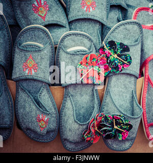 Tradizionale polacco in pelle scarpe da montagna per bambini chiamato 'kierpce' Foto Stock