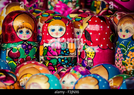 Colorato la nidificazione russo bambole matreshka al mercato. Matrioshka Nesting dolls sono il più popolare negozio di souvenir dalla Russia. Foto Stock