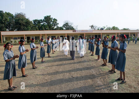 Le ragazze della scuola che accoglie gli ospiti al villaggio Shivkar Panvel taluka Maharashtra India Foto Stock