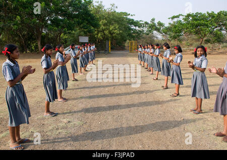 Riunione delle ragazze della scuola al villaggio di Shivkar Panvel taluka Maharashtra India Asia Foto Stock