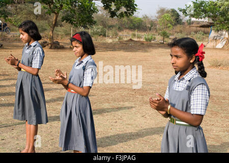 Le ragazze della scuola battimani al villaggio Shivkar Panvel taluka Maharashtra India Foto Stock