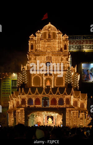 Decorazione illuminato Signore Ganesh Replica Tempio Khandoba Jejuri Ganapati Festival Halwai Dagduseth Pune India Maharashtra Foto Stock