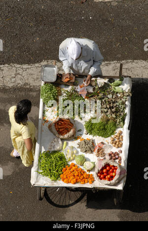 Vendor di verdure su handcart, donna che acquista, Vithalwadi, Poona, Pune, Maharashtra, India, Asia Foto Stock