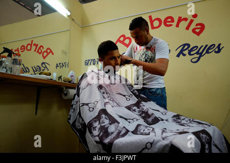 L'uomo avente un taglio di capelli in Boquete highland regione Chiriqui Provincia Repubblica di Panama Foto Stock