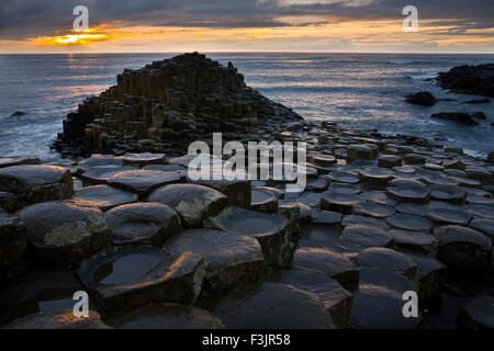Tramonto al Giant's Causeway, County Antrim, Irlanda del Nord Foto Stock