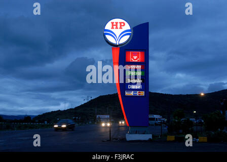 Llluminated segno della pompa benzina di Hindustan Petroleum a Mumbai pune expressway maharashtra india asia - nmk 106027 Foto Stock