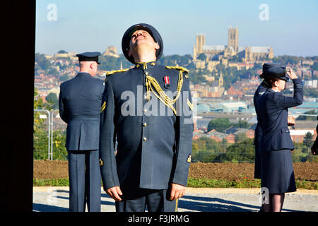 Il personale di RAF guardando il nuovo bombardiere internazionale di Command Center memorial guglia sulla collina Canwick in Lincoln. Foto per il telegrafo di John Robertson. Foto Stock