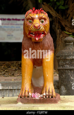 Dipinto di Lion ingresso guardia Shreedevi Bhagavati Temple village KotKamte Devgad Sindhudurg Maharashtra india Foto Stock