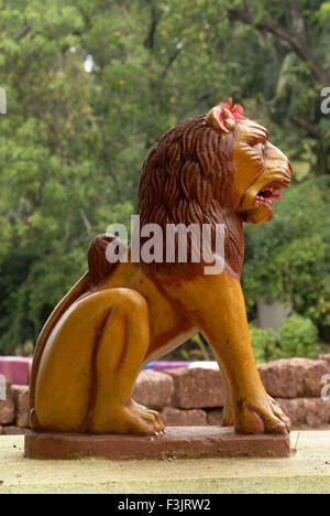 Painted Lion guardia ingresso Shreedevi Bhagavati Temple village KotKamte Devgad Sindhudurg Maharashtra india Foto Stock