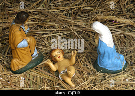 Bambino Gesù in un presepe con Maria e Giuseppe adorandolo Natale Festival Mumbai Maharashtra india asia Foto Stock