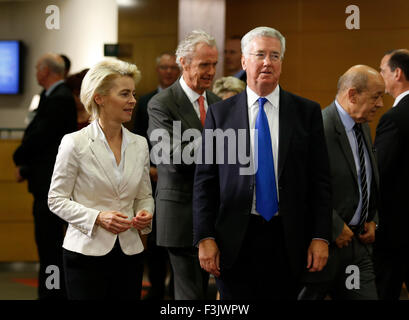 Bruxelles, Belgio. 8 Ott, 2015. Ministro tedesco della difesa, Ursula von der Leyen, il ministro della Difesa spagnolo Pedro Morenes, difesa britannica segretario Michael Fallon e il ministro della Difesa francese Jean-Yves Le Drian (da L a R) partecipare alle foto di famiglia durante la sessione a Ministri della difesa della NATO riuniti presso la sua sede a Bruxelles in Belgio, Ottobre 8, 2015. Credito: Voi Pingfan/Xinhua/Alamy Live News Foto Stock