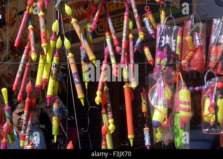 Siringa di plastica Pichkari che celebra holi Festival sprinkling acqua colorata Borivali Mumbai india asia Foto Stock