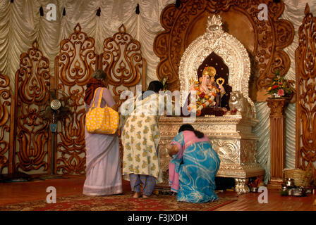 Donne adoratori riccamente decorate idolo Signore Ganesh elephant intitolata dio Hindu adorare Ganapati festival Kasba Peth Pune India Maharashtra Foto Stock