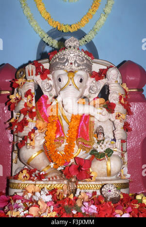 Idolo di marmo di Lord Ganesh seduto su un trono di Shri Dasabhuj Lakshmi Ganesh tempio Hedvi Guhagar Ratnagiri maharashtra india indian Gods Foto Stock