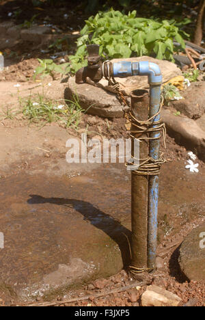 Ghisa rubinetto bloccato nel villaggio Harihareshwar ; District Raigad ; regione di Konkan ; Maharashtra ; India Foto Stock