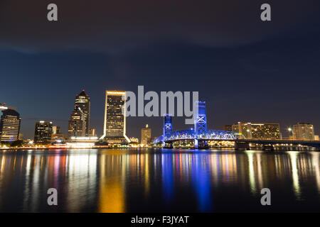 Una fotografia della skyline di Jacksonville in Florida, come si vede dalla banca del sud nel quartiere di San Marco di notte. Foto Stock