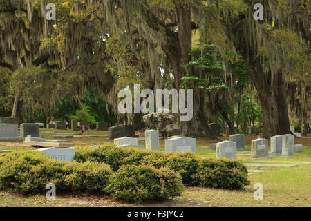 Un colorato fotografia di alcune lapidi nel cimitero Bonaventura a Savannah, Georgia. Si tratta di un cimitero pubblico. Foto Stock