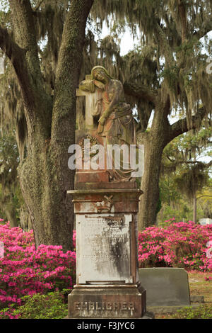 Un colorato fotografia di una statua nel cimitero Bonaventura a Savannah, Georgia. Foto Stock