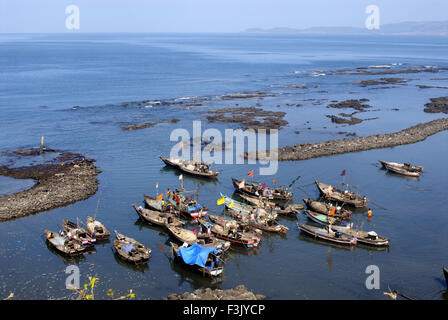 Barche da pesca vicino Shekhadi Mare Arabico Shrivardhan Raigad Maharashtra india asia Foto Stock